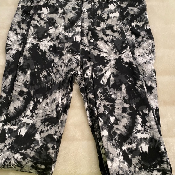 Black& White Printed Tights Size 4/6- Stylish and Comfortable - Picture 3 of 10